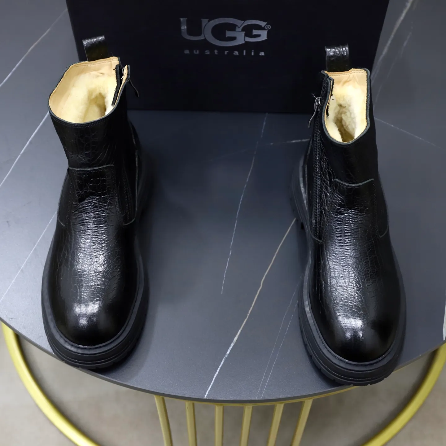 Ex-factory price: 680💰Thick wool imported from Australia Brand: UGG genuine purchasing agent Size: 38-44 (customized in 45) Grade: Official website 1:1 Material: First-layer genuine leather waterproof and antifreeze upper Real wool lining Original non-slip Soft wear-resistant outsole Style category: Men's casual shoes Trendy style Comfortable on the feet Color: Official website color synchronization